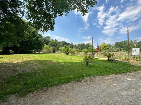 ENSEMBLE IMMOBILIER DE 1000 METRES CARRES SUR 1.6 HECTARES