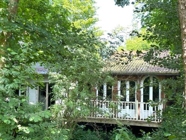 ENSEMBLE IMMOBILIER DE 1000 METRES CARRES SUR 1.6 HECTARES