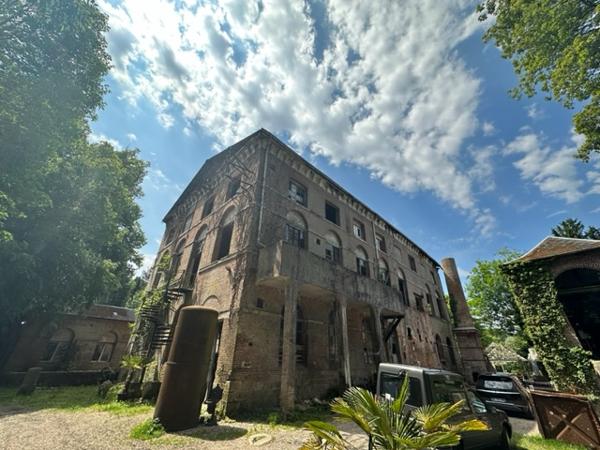 ENSEMBLE IMMOBILIER DE 1000 METRES CARRES SUR 1.6 HECTARES