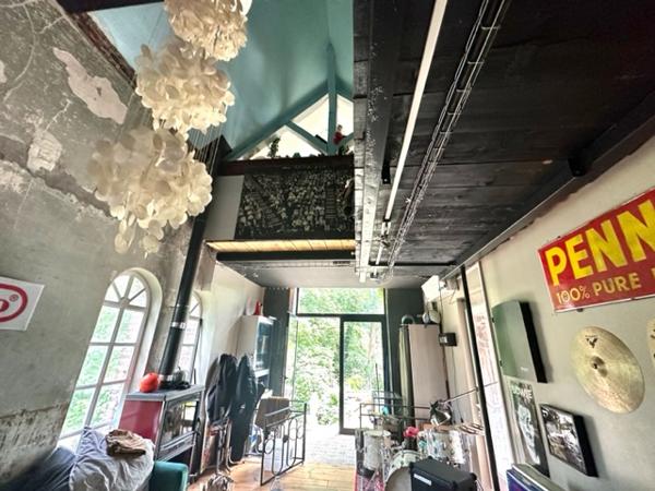 ENSEMBLE IMMOBILIER DE 1000 METRES CARRES SUR 1.6 HECTARES