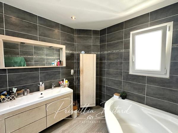 Belle maison familiale de plain-pied avec piscine et espace indépendant