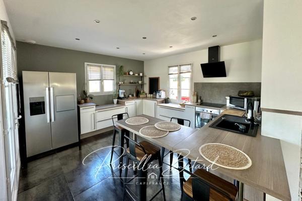 Belle maison familiale de plain-pied avec piscine et espace indépendant