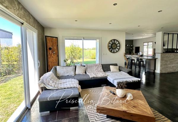Belle maison familiale de plain-pied avec piscine et espace indépendant