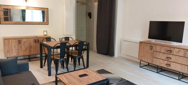 Grand studio T1 bis meublé avec coin cuisine et nuit séparé