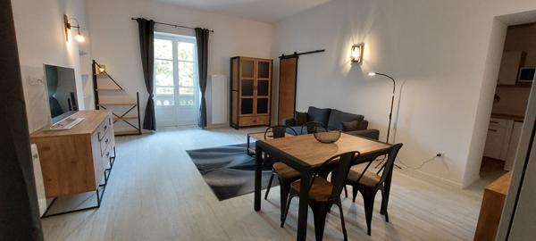 Grand studio T1 bis meublé avec coin cuisine et nuit séparé