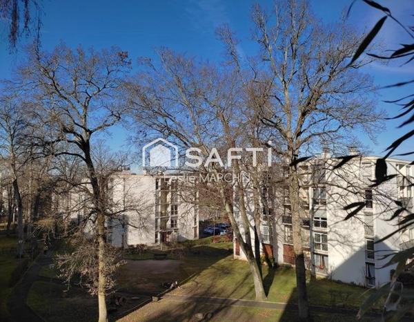 En lisière de forêt proche commerces et transport en commun