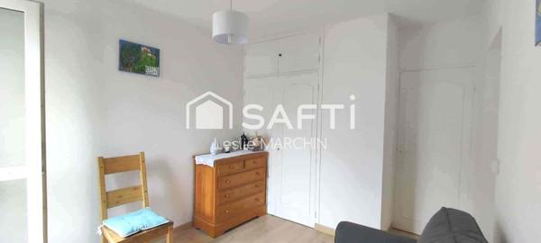 En lisière de forêt proche commerces et transport en commun