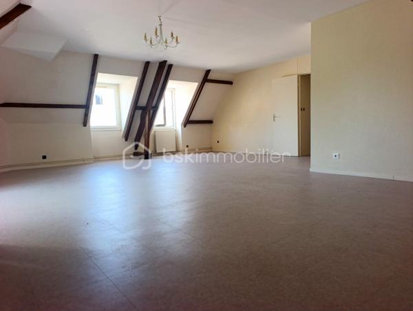 Idéalement situé en plein centre de Montargis, à proximité immédiate des commerces, des écoles et des transports en commun, venez découvrir ce bel appartement T3 entièrement rénové, situé au 3ᵉ étage d’une résidence.

D’une superficie de 91 m² loi Carrez  (110 m² au sol), cet appartement séduit par ses beaux volumes et sa luminosité. Dès l’entrée, vous découvrirez un vaste séjour de près de 40 m², baigné de lumière, offrant un espace de vie agréable et convivial. Il se poursuit par une cuisine séparée, aménagée et équipée.

L’espace nuit se compose de deux belles chambres, dont une de 12 m² et une seconde particulièrement spacieuse de 19 m². Une salle de bain ainsi qu’un WC indépendant complètent l’ensemble.

Côté confort, l’appartement dispose d’un chauffage individuel au gaz, de fenêtres en double vitrage ainsi que de la fibre optique.

Autre véritable atout : vous bénéficierez d’un parking privatif couvert, situé au pied de la résidence et facilement accessible.

Les charges de copropriété s’élèvent à environ 300 € par trimestre et aucune procédure n’est actuellement en cours au sein de la copropriété.

Un appartement aux beaux volumes, entièrement rénové et idéalement situé, qui offre un cadre de vie pratique et agréable en plein cœur de Montargis.

Une belle opportunité à découvrir sans tarder ! Contactez moi pour organiser votre visite.