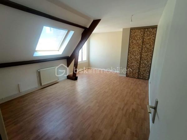 Idéalement situé en plein centre de Montargis, à proximité immédiate des commerces, des écoles et des transports en commun, venez découvrir ce bel appartement T3 entièrement rénové, situé au 3ᵉ étage d’une résidence.

D’une superficie de 91 m² loi Carrez  (110 m² au sol), cet appartement séduit par ses beaux volumes et sa luminosité. Dès l’entrée, vous découvrirez un vaste séjour de près de 40 m², baigné de lumière, offrant un espace de vie agréable et convivial. Il se poursuit par une cuisine séparée, aménagée et équipée.

L’espace nuit se compose de deux belles chambres, dont une de 12 m² et une seconde particulièrement spacieuse de 19 m². Une salle de bain ainsi qu’un WC indépendant complètent l’ensemble.

Côté confort, l’appartement dispose d’un chauffage individuel au gaz, de fenêtres en double vitrage ainsi que de la fibre optique.

Autre véritable atout : vous bénéficierez d’un parking privatif couvert, situé au pied de la résidence et facilement accessible.

Les charges de copropriété s’élèvent à environ 300 € par trimestre et aucune procédure n’est actuellement en cours au sein de la copropriété.

Un appartement aux beaux volumes, entièrement rénové et idéalement situé, qui offre un cadre de vie pratique et agréable en plein cœur de Montargis.

Une belle opportunité à découvrir sans tarder ! Contactez moi pour organiser votre visite.