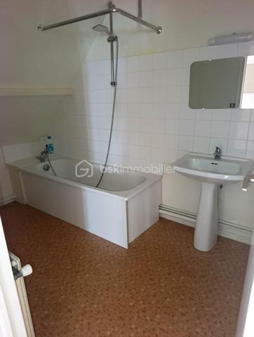 Idéalement situé en plein centre de Montargis, à proximité immédiate des commerces, des écoles et des transports en commun, venez découvrir ce bel appartement T3 entièrement rénové, situé au 3ᵉ étage d’une résidence.

D’une superficie de 91 m² loi Carrez  (110 m² au sol), cet appartement séduit par ses beaux volumes et sa luminosité. Dès l’entrée, vous découvrirez un vaste séjour de près de 40 m², baigné de lumière, offrant un espace de vie agréable et convivial. Il se poursuit par une cuisine séparée, aménagée et équipée.

L’espace nuit se compose de deux belles chambres, dont une de 12 m² et une seconde particulièrement spacieuse de 19 m². Une salle de bain ainsi qu’un WC indépendant complètent l’ensemble.

Côté confort, l’appartement dispose d’un chauffage individuel au gaz, de fenêtres en double vitrage ainsi que de la fibre optique.

Autre véritable atout : vous bénéficierez d’un parking privatif couvert, situé au pied de la résidence et facilement accessible.

Les charges de copropriété s’élèvent à environ 300 € par trimestre et aucune procédure n’est actuellement en cours au sein de la copropriété.

Un appartement aux beaux volumes, entièrement rénové et idéalement situé, qui offre un cadre de vie pratique et agréable en plein cœur de Montargis.

Une belle opportunité à découvrir sans tarder ! Contactez moi pour organiser votre visite.