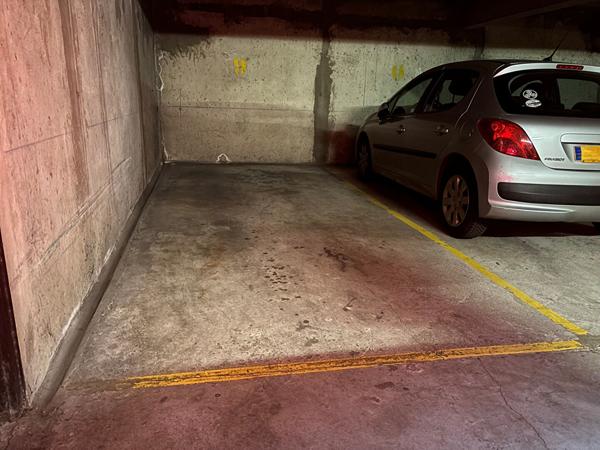 RARE AURAY PARKING PLEIN CENTRE , Auray