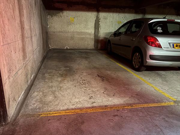 RARE AURAY PARKING PLEIN CENTRE , Auray