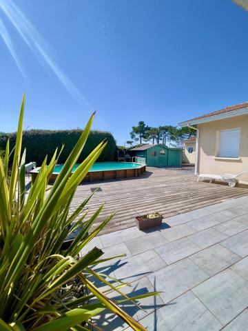 Maison au port de Meyran Est avec grand garage, dépendance et piscine