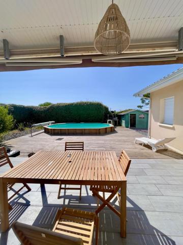 Maison au port de Meyran Est avec grand garage, dépendance et piscine