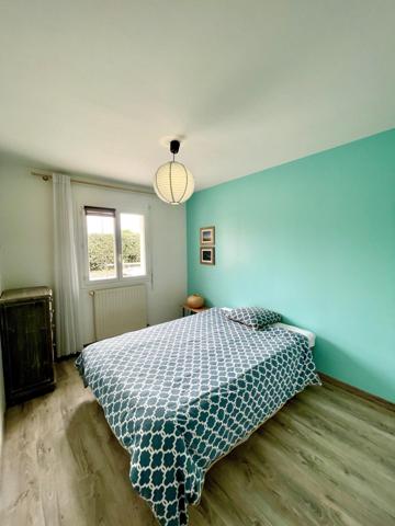 Maison au port de Meyran Est avec grand garage, dépendance et piscine