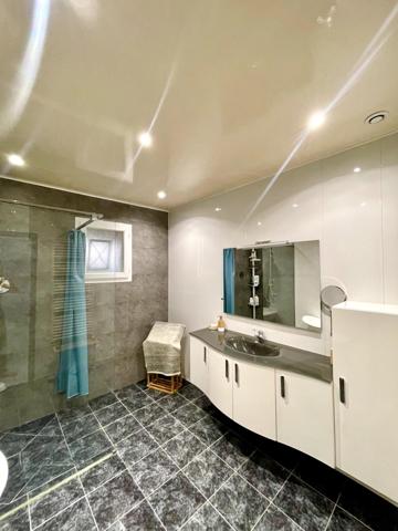 Maison au port de Meyran Est avec grand garage, dépendance et piscine