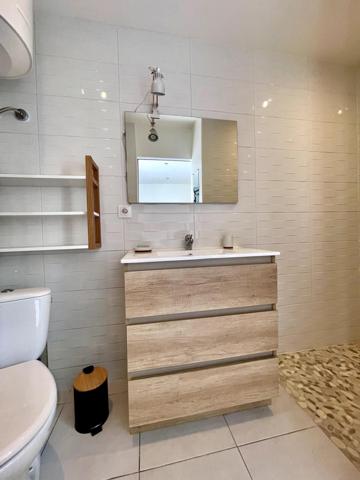 Maison au port de Meyran Est avec grand garage, dépendance et piscine