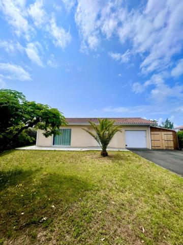 Maison au port de Meyran Est avec grand garage, dépendance et piscine