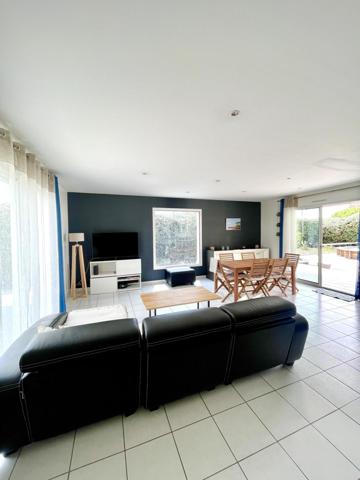 Maison au port de Meyran Est avec grand garage, dépendance et piscine