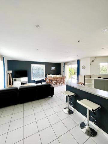 Maison au port de Meyran Est avec grand garage, dépendance et piscine