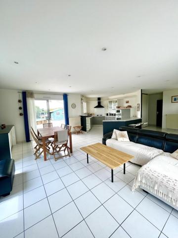 Maison au port de Meyran Est avec grand garage, dépendance et piscine