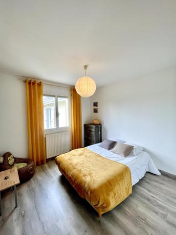 Maison au port de Meyran Est avec grand garage, dépendance et piscine