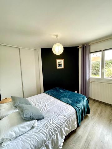 Maison au port de Meyran Est avec grand garage, dépendance et piscine