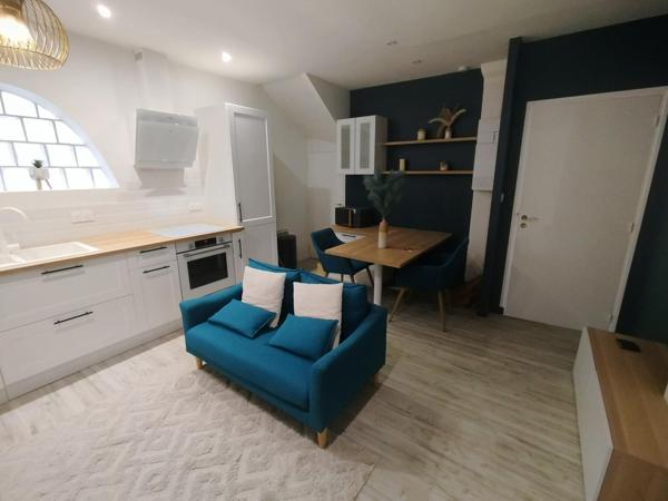 Immeuble: 3 appartements meublés, cour et cave