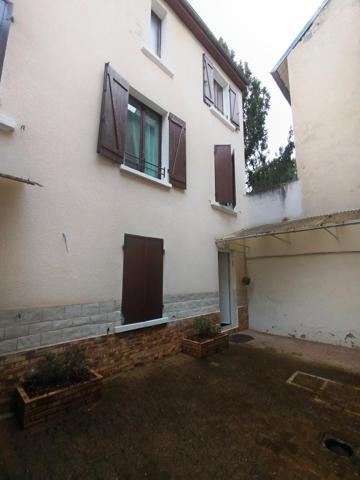 Immeuble: 3 appartements meublés, cour et cave