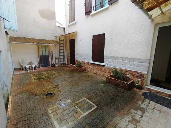 Immeuble: 3 appartements meublés, cour et cave