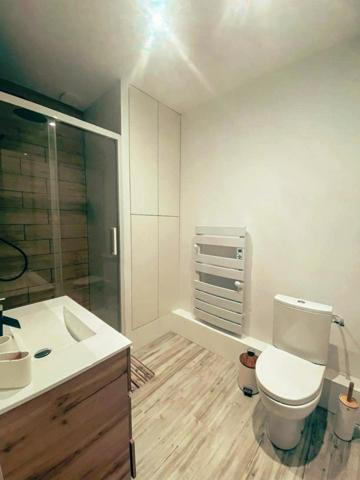 Immeuble: 3 appartements meublés, cour et cave