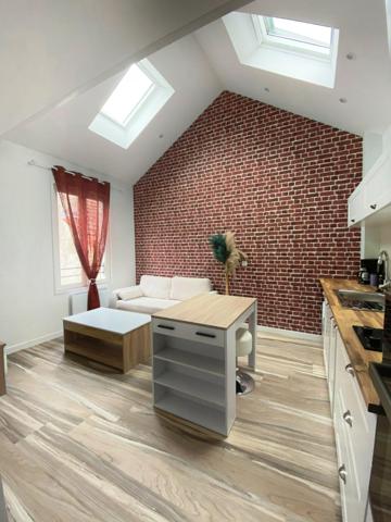 Immeuble: 3 appartements meublés, cour et cave