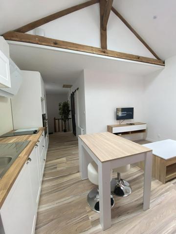 Immeuble: 3 appartements meublés, cour et cave