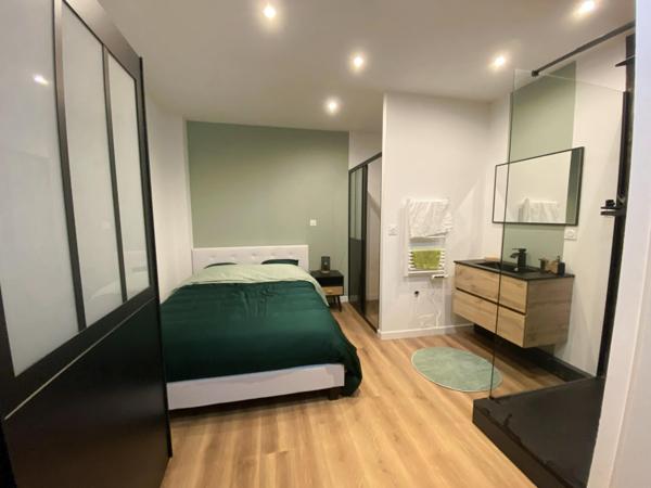 Immeuble: 3 appartements meublés, cour et cave