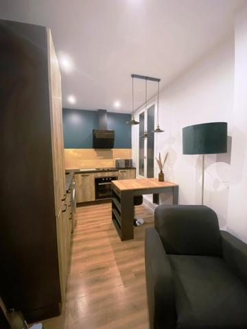 Immeuble: 3 appartements meublés, cour et cave