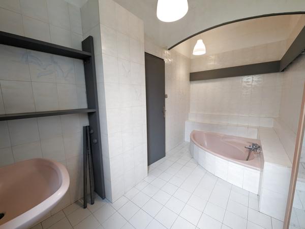 Champagne-au-Mont-d'Or (69410) À vendre Champagne-Au-Mont-D'Or , maison familiale 180 M2 P6 sur ss-sol de 120 M2 aménageable sur 355M2