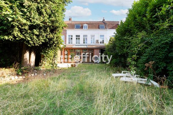 Maison
         11 pièces
        - 290 m² Exclusivité 520 000 € *