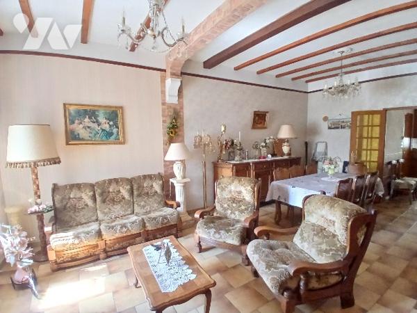 Maison de ville environ 97m², C.C Gaz, 2 chambres, combles aménageables, cave et jardin