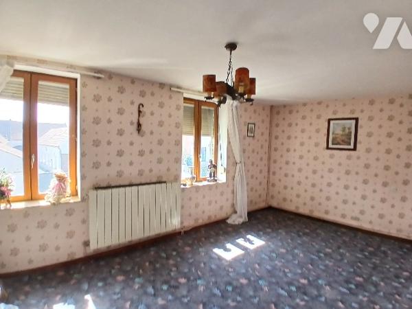 Maison de ville environ 97m², C.C Gaz, 2 chambres, combles aménageables, cave et jardin