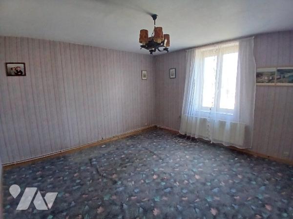Maison de ville environ 97m², C.C Gaz, 2 chambres, combles aménageables, cave et jardin