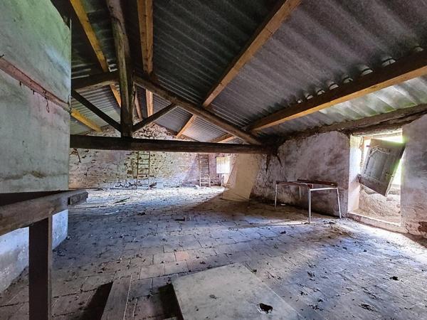 Grange à rénover avec terrain de 780 m² et puits