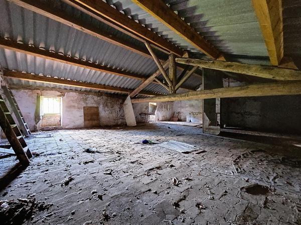 Grange à rénover avec terrain de 780 m² et puits