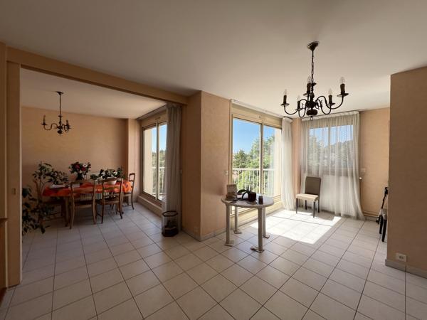 Appartement
                                                                                                                                                                                                                                                                                                                        3 pièce(s)                                                                                                                                                                                                          2 chambre(s)                                                                                                                                                                                                          75  m²