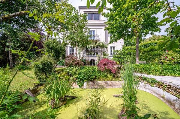 Hotel particulier Napoléon III avec volumes exceptionnels (420m2) et splendide jardin de 2450m2!