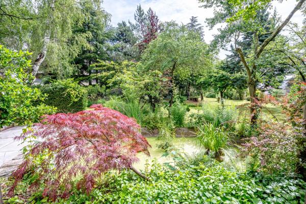 Hotel particulier Napoléon III avec volumes exceptionnels (420m2) et splendide jardin de 2450m2!