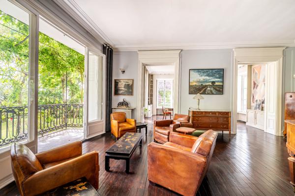 Hotel particulier Napoléon III avec volumes exceptionnels (420m2) et splendide jardin de 2450m2!