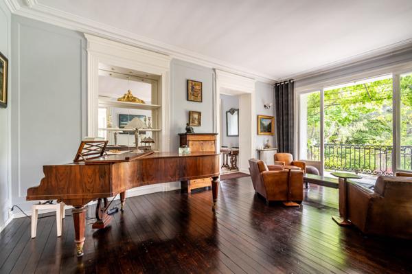 Hotel particulier Napoléon III avec volumes exceptionnels (420m2) et splendide jardin de 2450m2!