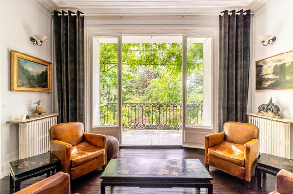 Hotel particulier Napoléon III avec volumes exceptionnels (420m2) et splendide jardin de 2450m2!