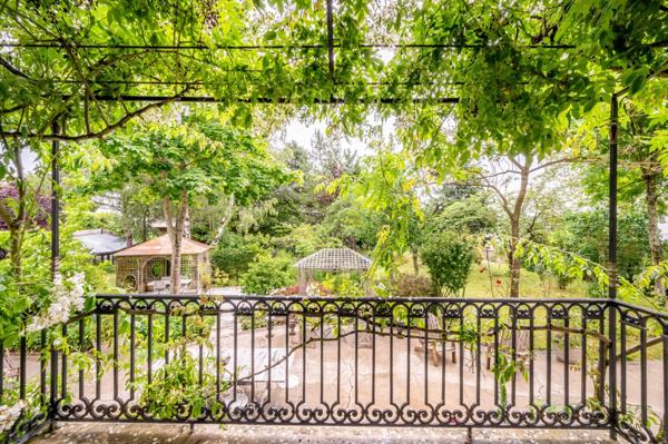 Hotel particulier Napoléon III avec volumes exceptionnels (420m2) et splendide jardin de 2450m2!