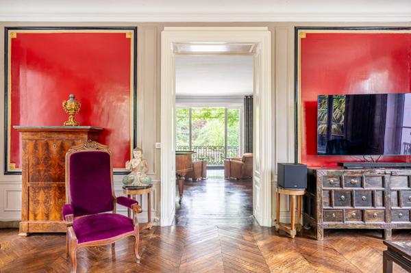 Hotel particulier Napoléon III avec volumes exceptionnels (420m2) et splendide jardin de 2450m2!